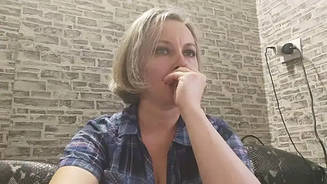 Snapshot of EdithManning chatting on January 22, 1:21 pm EdithManning online show from January 22, 1:21 pm