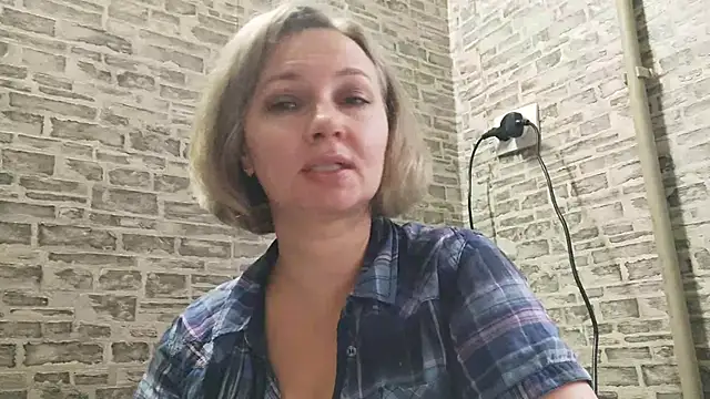 Snapshot of EdithManning chatting on January 24, 8:55 am EdithManning online show from January 24, 8:55 am