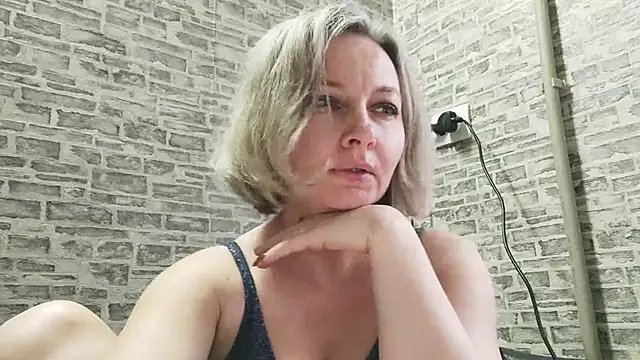 Snapshot of EdithManning chatting on January 28, 7:43 am EdithManning online show from January 28, 7:43 am