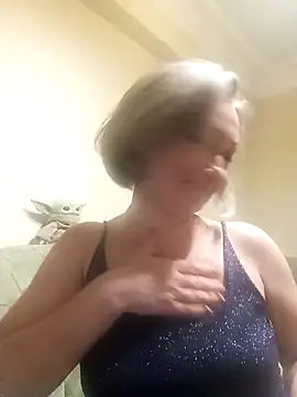 Snapshot of EdithManning chatting on February 3, 7:10 pm EdithManning online show from February 3, 7:10 pm