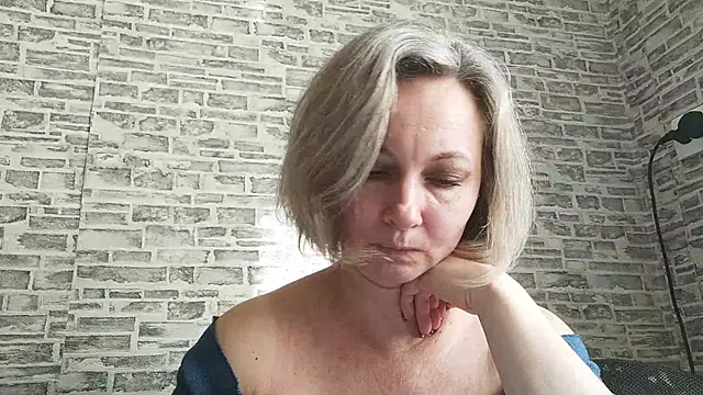 Snapshot of EdithManning chatting on February 17, 9:24 am EdithManning online show from February 17, 9:24 am