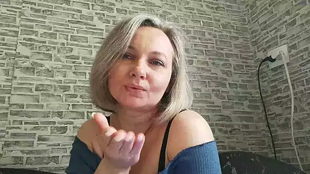 Snapshot of EdithManning chatting on March 10, 6:05 am EdithManning online show from March 10, 6:05 am