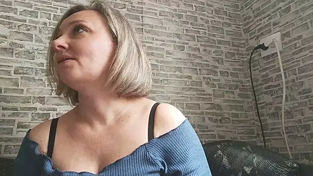 Snapshot of EdithManning chatting on March 10, 9:10 am EdithManning online show from March 10, 9:10 am