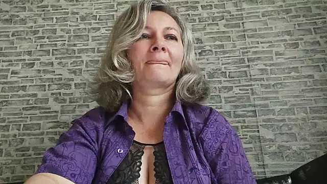 Snapshot of EdithManning chatting on September 22, 5:42 am EdithManning online show from September 22, 5:42 am