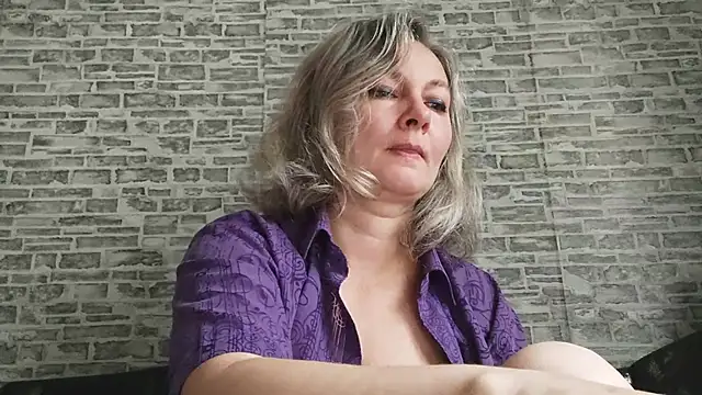 Snapshot of EdithManning chatting on September 30, 5:01 am EdithManning online show from September 30, 5:01 am