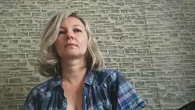 Snapshot of EdithManning chatting on October 17, 5:43 am EdithManning online show from October 17, 5:43 am