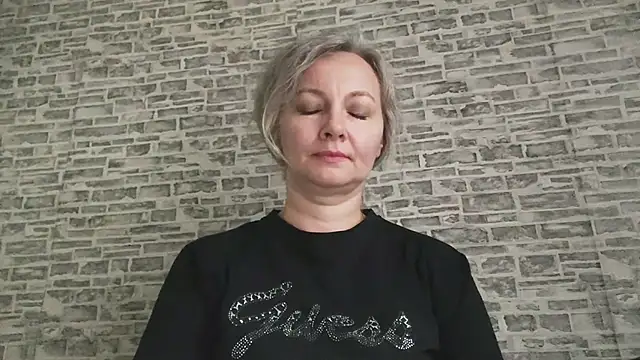 Snapshot of EdithManning chatting on October 31, 7:09 am EdithManning online show from October 31, 7:09 am