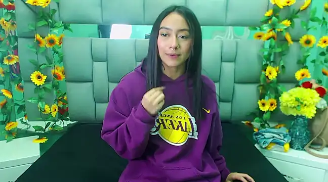 Miaa Thopmson online show from March 18, 6:48 pm