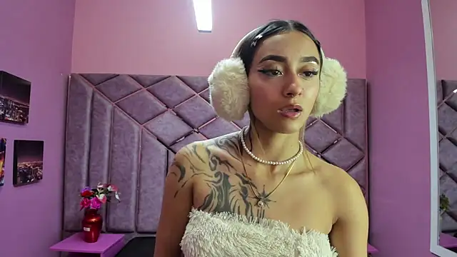 Miaa Thopmson online show from October 3, 9:45 pm