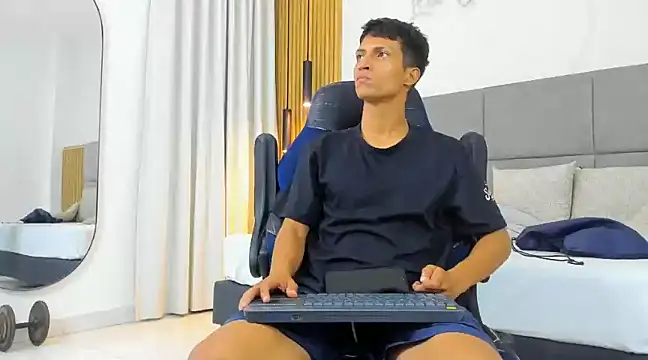 Snapshot of wolf_james123 chatting on February 1, 2:05 am wolf james123 online show from February 1, 2:05 am