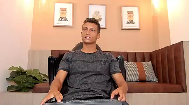 Snapshot of wolf_james123 chatting on February 14, 2:23 pm wolf james123 online show from February 14, 2:23 pm