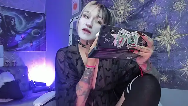 amelierouss online show from July 25, 7:50 am
