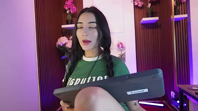 Snapshot of CattleyaScaly chatting on October 29, 7:37 pm CattleyaScaly online show from October 29, 7:37 pm