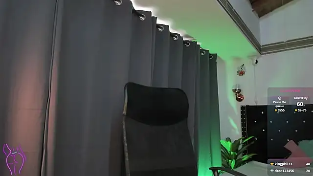 emilyrouxe online show from December 20, 4:57 pm