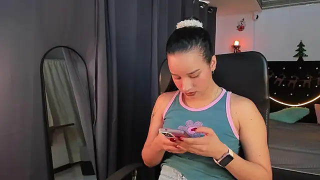 emilyrouxe online show from December 28, 2:53 pm