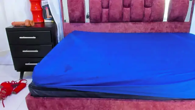 Snapshot of lucy_cooper01 chatting on December 10, 2:38 am lucy cooper01 online show from December 10, 2:38 am