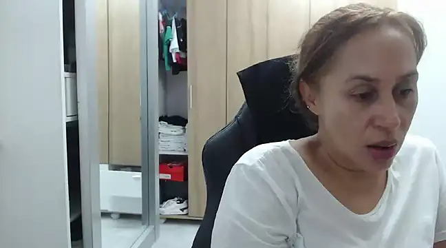 RoxanaLove9 online show from December 20, 12:41 am