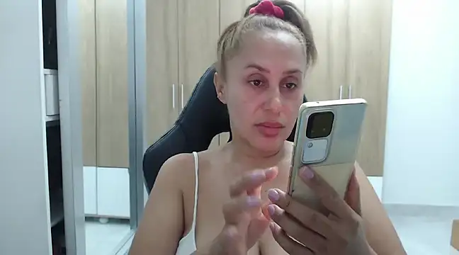 RoxanaLove9 online show from December 24, 11:22 pm