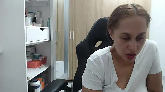 RoxanaLove9 online show from December 27, 4:04 am