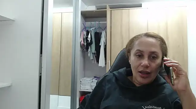 RoxanaLove9 online show from January 3, 4:33 am