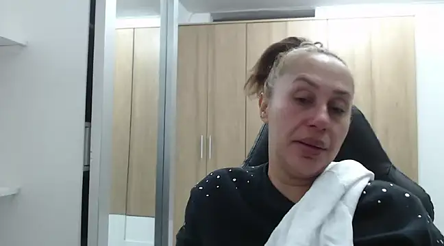 RoxanaLove9 online show from January 4, 12:16 am