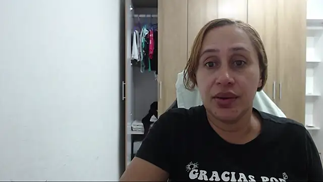 RoxanaLove9 online show from October 12, 11:59 pm