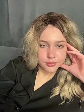 KikiWatson online show from December 29, 4:30 pm