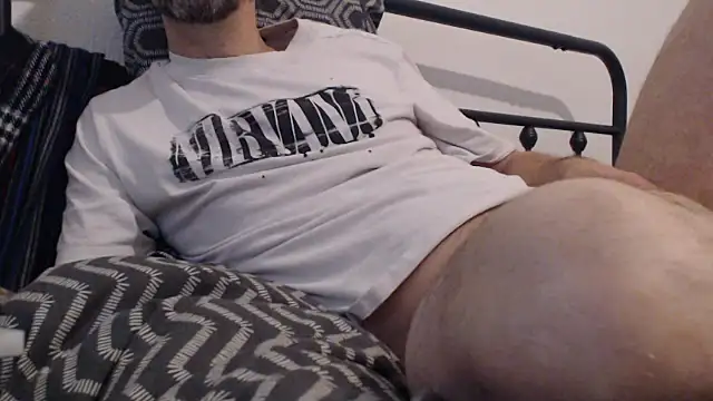 Snapshot of willybewild chatting on November 17, 1:44 am willybewild online show from November 17, 1:44 am