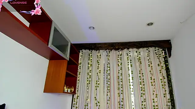 HannaRhodes online show from November 18, 3:05 pm