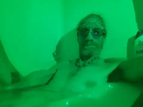 Snapshot of Undercover_Pornstar chatting on November 22, 6:18 pm Undercover Pornstar online show from November 22, 6:18 pm