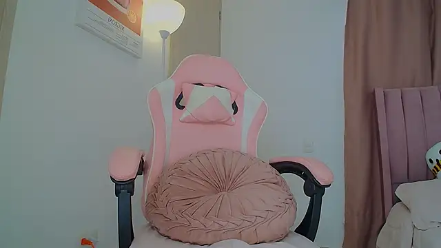 Snapshot of emmily_forev3r chatting on October 13, 7:58 pm emmily forev3r online show from October 13, 7:58 pm