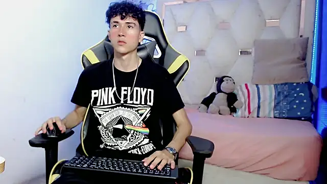 johnny cagee online show from December 19, 4:41 am