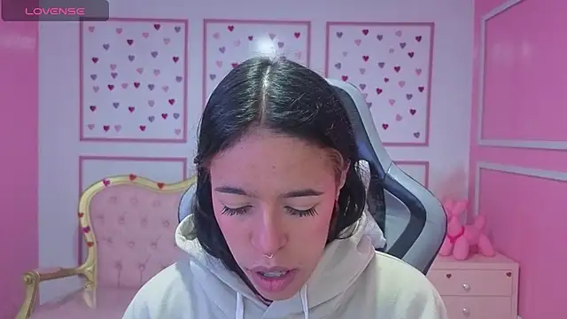 Snapshot of stephania_t chatting on October 6, 11:29 am stephania t online show from October 6, 11:29 am