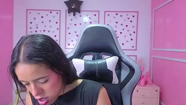 Snapshot of stephania_t chatting on October 20, 12:27 pm stephania t online show from October 20, 12:27 pm