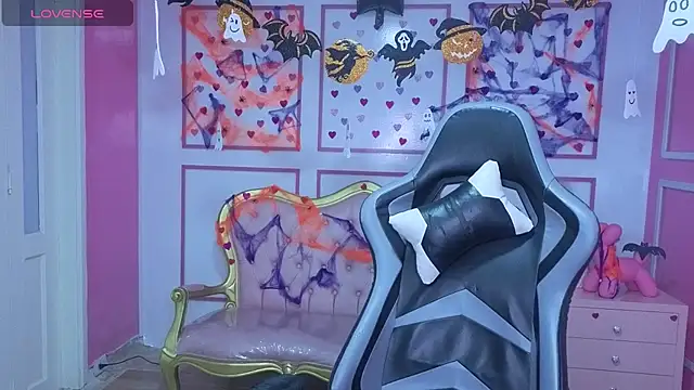 Snapshot of stephania_t chatting on October 31, 12:50 pm stephania t online show from October 31, 12:50 pm