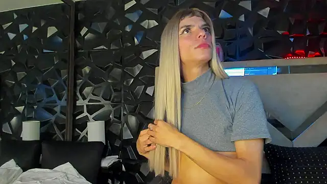 Snapshot of maxx_steell_ chatting on December 4, 8:45 am maxx steell online show from December 4, 8:45 am