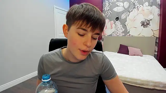 EmiliaYours online show from October 11, 1:42 pm