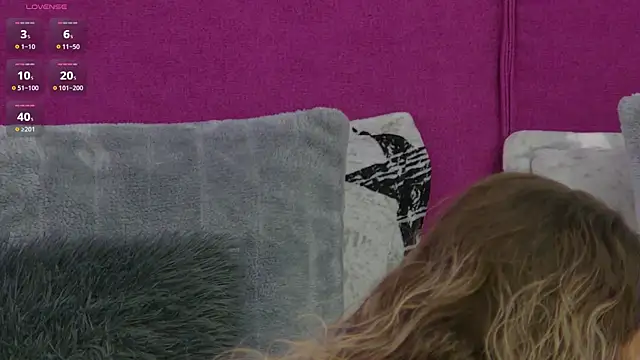 Snapshot of CelineHuddson chatting on October 9, 8:18 pm CelineHuddson online show from October 9, 8:18 pm