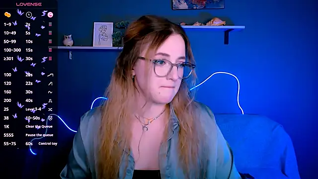 luna berryy online show from October 11, 7:45 pm