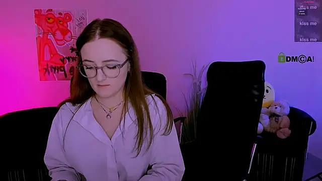 luna berryy online show from February 2, 10:30 pm