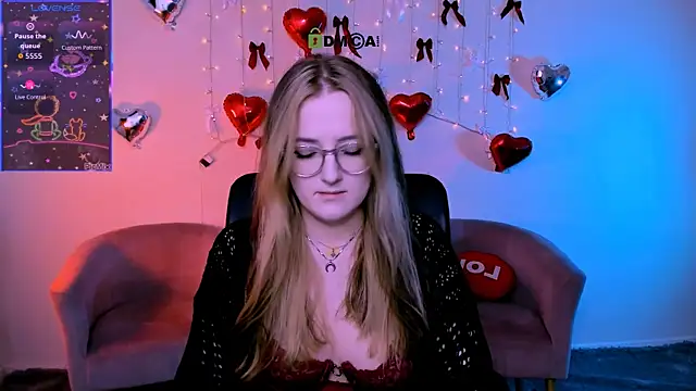 Snapshot of luna_berryy chatting on February 24, 8:18 pm luna berryy online show from February 24, 8:18 pm