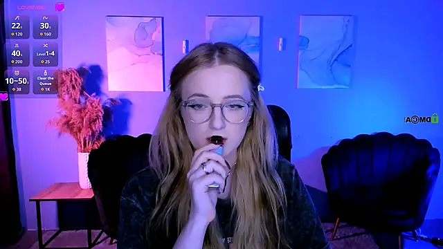 Snapshot of luna_berryy chatting on March 6, 7:54 pm luna berryy online show from March 6, 7:54 pm