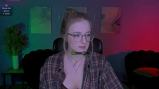 Snapshot of luna_berryy chatting on April 4, 7:55 pm luna berryy online show from April 4, 7:55 pm