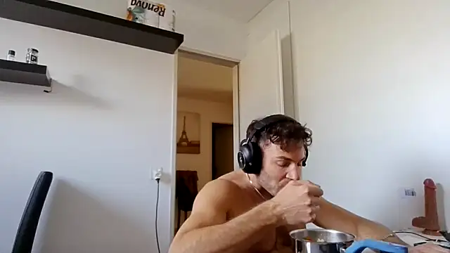 Snapshot of alpha-hunk chatting on April 3, 1:42 pm alpha-hunk online show from April 3, 1:42 pm