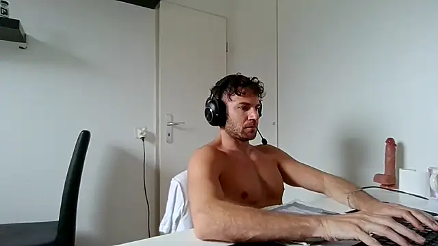 Snapshot of alpha-hunk chatting on April 10, 12:10 pm alpha-hunk online show from April 10, 12:10 pm