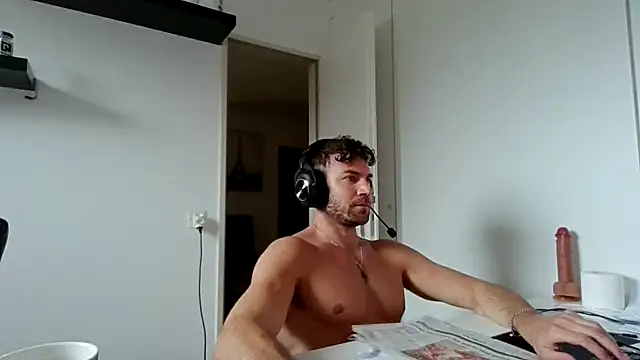 Snapshot of alpha-hunk chatting on April 13, 11:37 am alpha-hunk online show from April 13, 11:37 am