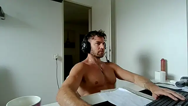 Snapshot of alpha-hunk chatting on April 14, 11:49 am alpha-hunk online show from April 14, 11:49 am