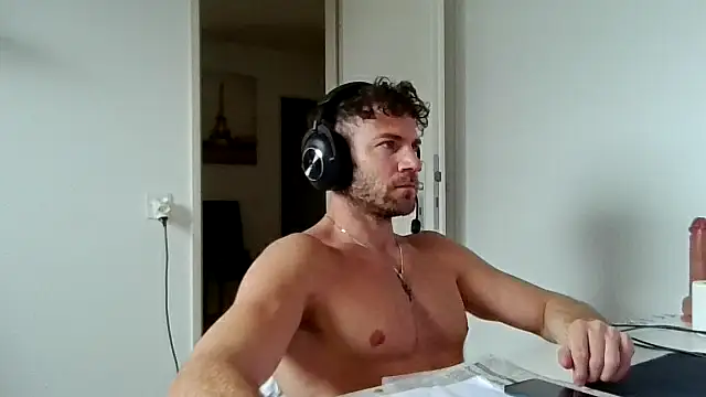 Snapshot of alpha-hunk chatting on April 15, 12:12 pm alpha-hunk online show from April 15, 12:12 pm