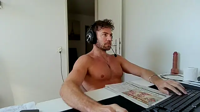 Snapshot of alpha-hunk chatting on April 16, 8:15 am alpha-hunk online show from April 16, 8:15 am