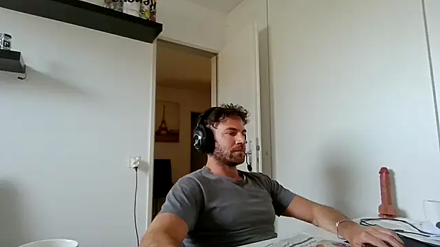 Snapshot of alpha-hunk chatting on April 17, 12:30 pm alpha-hunk online show from April 17, 12:30 pm